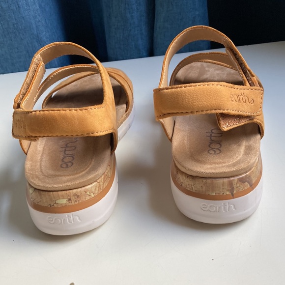 Earth Roni Leather sandals size 6, mustard color, excellent condition - Picture 6 of 11